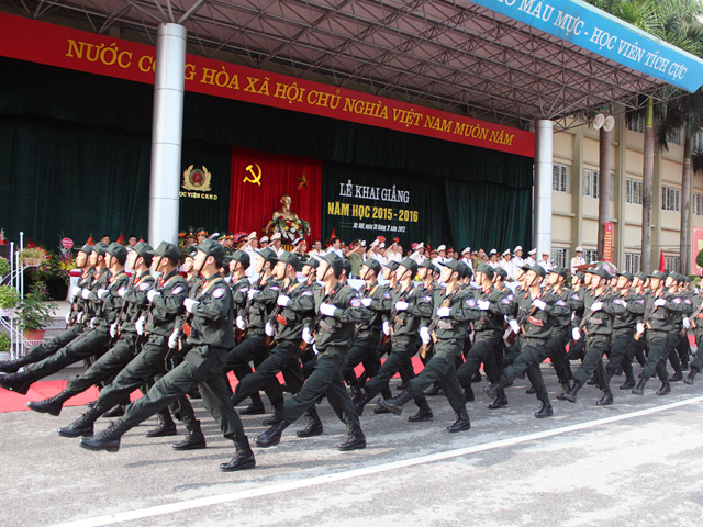 Khối Cảnh sát cơ động diễu hành chào mừng Lê Khai giảng